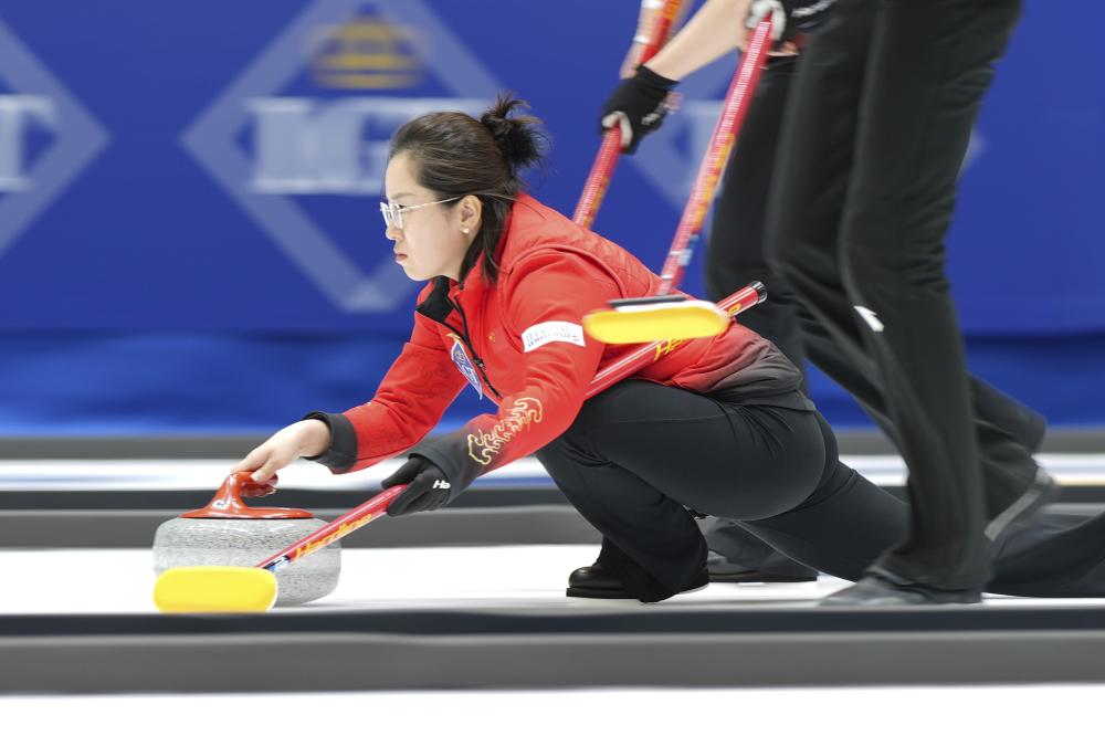 中超保級組第17輪武漢卓爾2-1青島黃海 埃弗拉連過兩人取得進球.